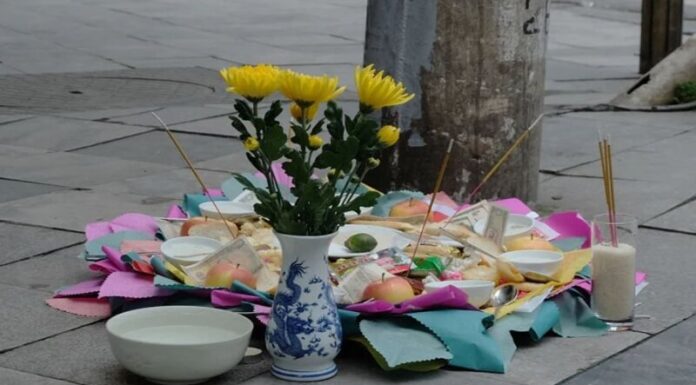 The Monthly Offering to Wandering Souls: Chant, Ritual, and Proper Offering