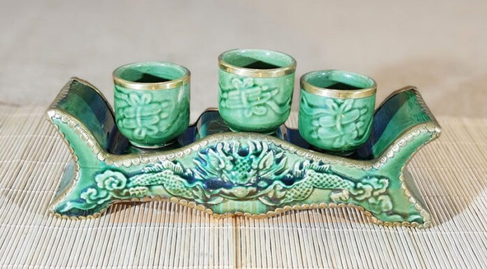 The Ultimate Guide to Ancestral Altar Setup: 3 or 5 Water Cups? Discover the Traditional Way to Arrange Water Cups for Peace and Prosperity.