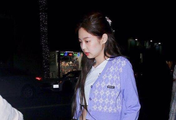 The Ultimate Style Guide: 4 Ways to Wear a Cardigan and Look Absolutely Chic