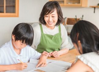 The Secret to Responding to Your Daughter’s Question, “Why Do You Always Praise Other People’s Children?”