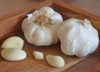 “Garlic Magic: The Ultimate Hair Loss Solution and Youthful Skin Elixir”