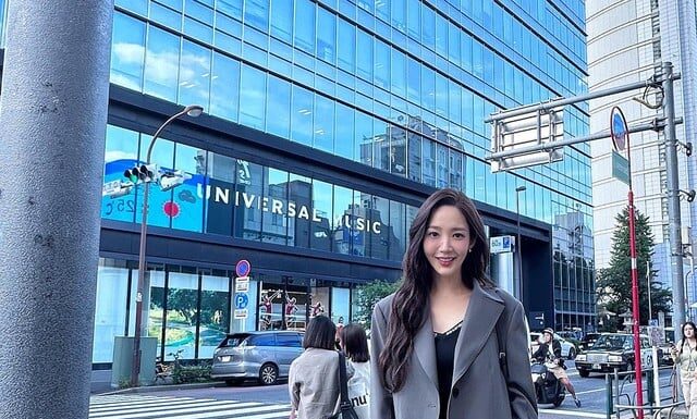 “Office Goddess” Park Min-Young: Mastering the Art of Simple Yet Chic Fashion for the Everyday Woman