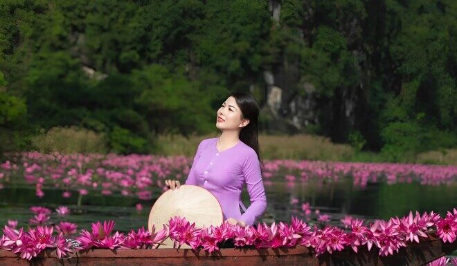 Enchanted by Tam Coc During Water Lily Season, Captivated by the Alluring Landscapes and Delicacies of the Ancient Capital