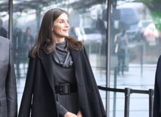 The Ultimate Guide for Women Over 30: How to Rock a Long Coat Like a Spanish Queen with the 2-2-3 Formula
