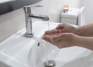 The Ultimate Guide to the Benefits of Washing Your Face With Warm Water vs. Cold Water