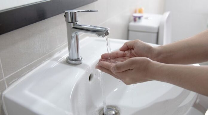 The Ultimate Guide to the Benefits of Washing Your Face With Warm Water vs. Cold Water