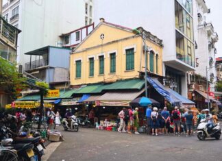 The “Market for the Rich” in the Heart of Hanoi’s Old Quarter: A Culinary Paradise Offering Homecooked Meals for the Lazy