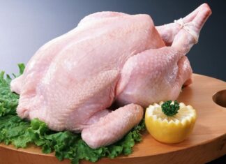 “A Sumptuous and Nutritious Steamed Chicken Dish: Perfect for a Rainy Day Feast”