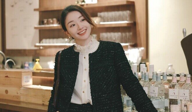 The Ultimate Guide to Autumn/Winter Fashion: Elevating Your Black Wardrobe with 4 Simple Formulas