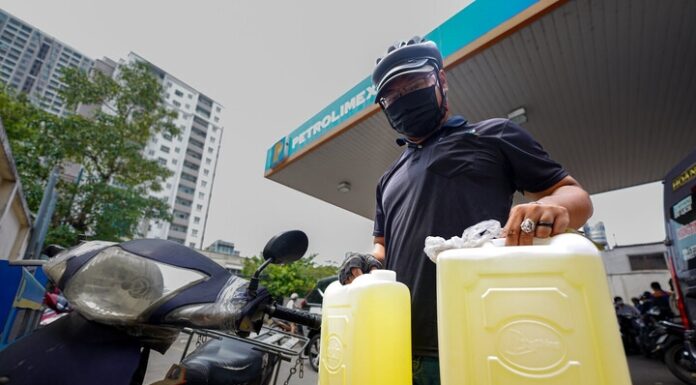 Should You Keep a Spare Gas Can in Your Car for Long-Distance Travel?