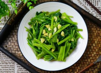 The Secret to Perfect Stir-Fried Water Spinach: A Simple Step to Keep Your Greens Vibrant and Delicious