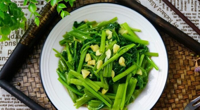 The Secret to Perfect Stir-Fried Water Spinach: A Simple Step to Keep Your Greens Vibrant and Delicious