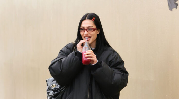 The Ultimate Guide to the 6 Jeans Styles that Will Be All the Rage in 2025: A Must-Have for the Fashion-Forward Woman