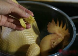 The Ultimate Guide to Perfectly Boiled Chicken: Unveiling the Secret to Golden Skin and Tender Meat