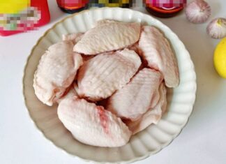 The Ultimate Crispy and Tender Chicken Wings: A Mouthwatering, Sweet and Spicy Sensation