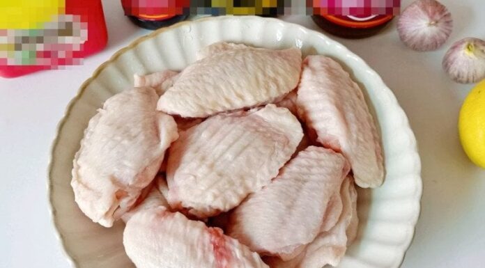 The Ultimate Crispy and Tender Chicken Wings: A Mouthwatering, Sweet and Spicy Sensation