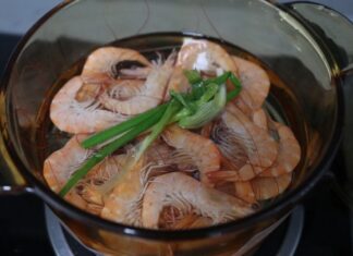 The Secret to a Perfectly Cooked Shrimp: A Bright Red Delicacy with a Sweet and Nutty Flavor Boost