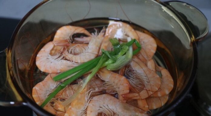 The Secret to a Perfectly Cooked Shrimp: A Bright Red Delicacy with a Sweet and Nutty Flavor Boost