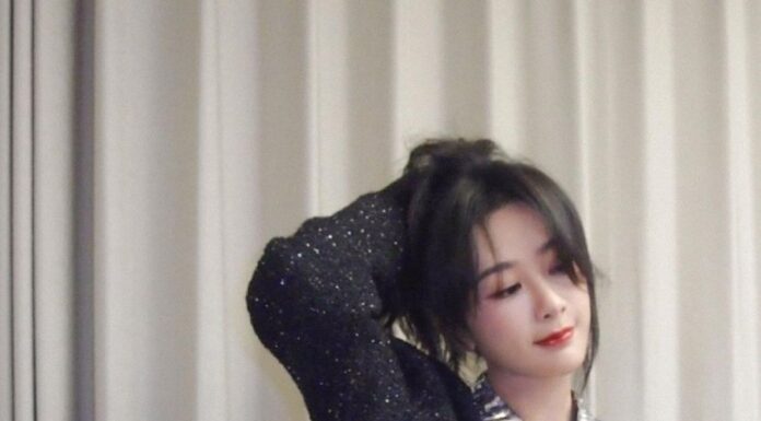 The Ultimate Guide to Mastering the Art of Mix-and-Match: Elevate Your Style Game with These Effortless Tips from a Chinese Fashionista.