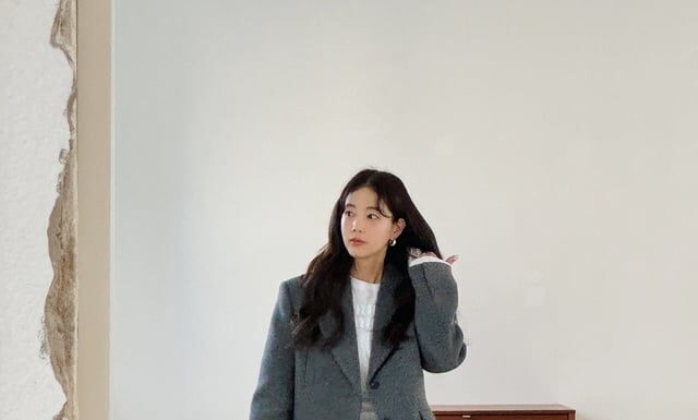 The Ultimate Style Guide: 10 Flawless Outfit Ideas for Women Over 40 with Jeans