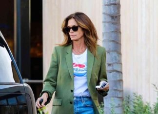 The Ultimate Guide: 10 Ways to Style Jeans for a Youthful, Middle-Aged Look