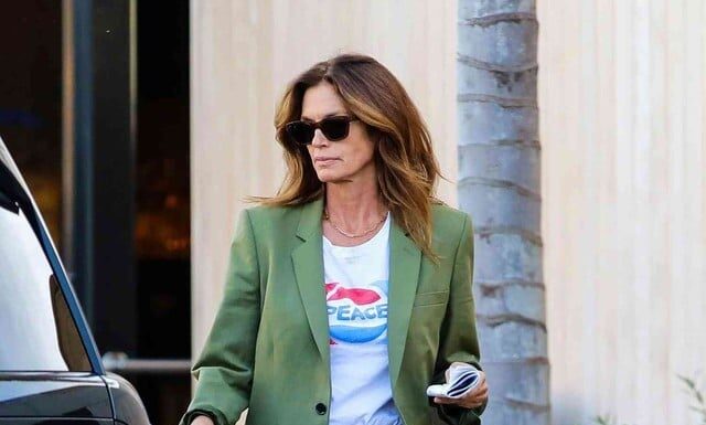 The Ultimate Guide: 10 Ways to Style Jeans for a Youthful, Middle-Aged Look