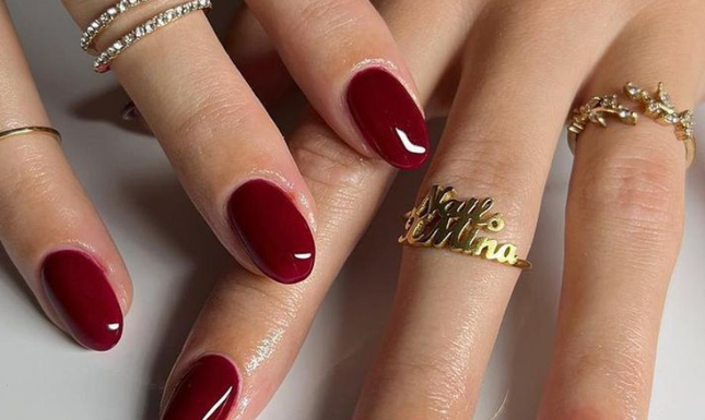 5 Trending Christmas Nail Art Ideas for 2024: Mirror Finish and Bow Designs Take the Spotlight