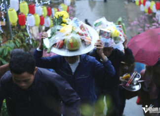 Thousands of Tourists Brave the Rain to Visit the Most Beautiful Temple in Nghe Province