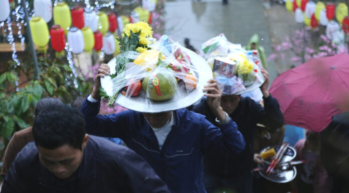 Thousands of Tourists Brave the Rain to Visit the Most Beautiful Temple in Nghe Province
