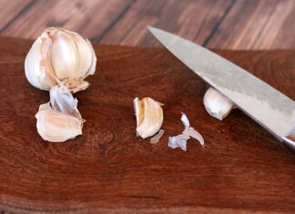 The Ultimate Guide: 4 Super-Fast Ways to Peel Garlic Without the Stink