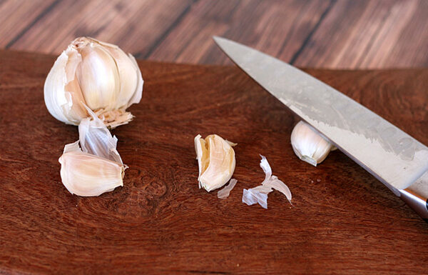 The Ultimate Guide: 4 Super-Fast Ways to Peel Garlic Without the Stink