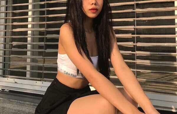 “A Mother’s Shocking Discovery: The Secret Under Her Daughter’s Pillow”