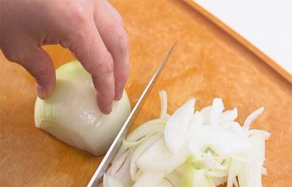 The Onion-Cutting Youth Shock: A Single Candle Can Take the Tears Out of Chopping Onions