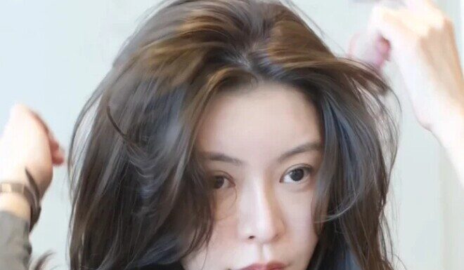 “Get Holiday-Ready: Four Tips for Women Over 40 to Achieve Soft and Shiny Hair”