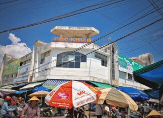The Ultimate Guide to Quy Nhon’s Famous Affordable Seafood Market, Bustling with Locals and Tourists Alike from Dawn till Dusk.