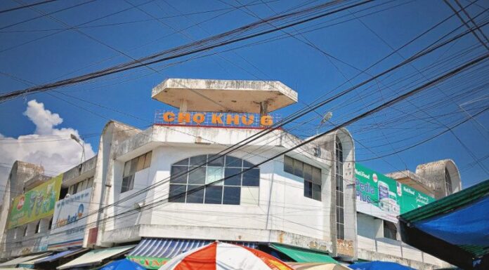 The Ultimate Guide to Quy Nhon’s Famous Affordable Seafood Market, Bustling with Locals and Tourists Alike from Dawn till Dusk.