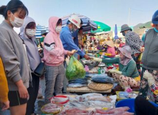 The Ultimate Guide to Ninh Thuan’s Hidden Gem: A Traditional Market with Delicious and Affordable Seafood Finds
