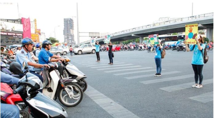 Should You Turn Off Your Car at a Red Light? Many Still Do It Without Knowing.