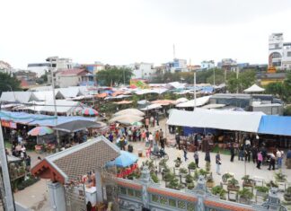 The Floating Market: A Vibrant Spectacle in Nam Dinh
A bustling hub of activity, the floating market in Nam Dinh is a spectacle to behold. As the new year commences, this renowned market comes alive with visitors from far and wide. A unique tradition unfolds here—a no-haggle shopping experience where customers embrace a fixed-price system.