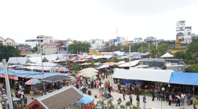 The Floating Market: A Vibrant Spectacle in Nam Dinh
A bustling hub of activity, the floating market in Nam Dinh is a spectacle to behold. As the new year commences, this renowned market comes alive with visitors from far and wide. A unique tradition unfolds here—a no-haggle shopping experience where customers embrace a fixed-price system.