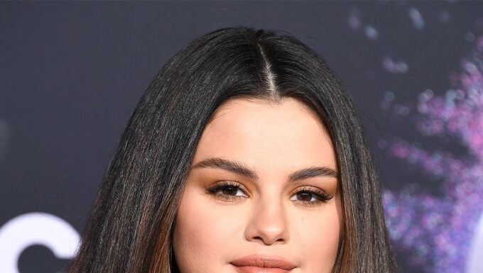 “Four Curvy Points on a Woman’s Body That Signal Good Fortune”