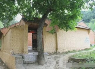 The Ancestor’s Warning: ‘A Single Stick of Incense at Your Doorstep Brings Forth a Fortune’s Demise’