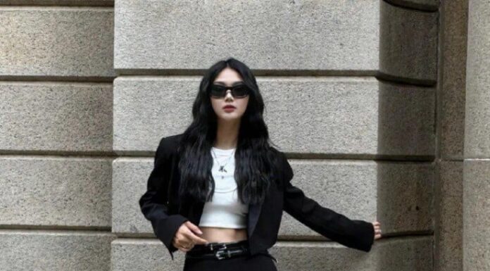 The Ultimate Spring-Summer Jacket: A Figure-Flattering, Versatile Piece for the Fashion-Forward Woman