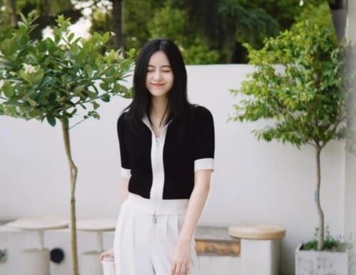 The Ultimate Guide to Styling Your Knitwear: 4 Ways to Stay Chic and Cosy This Season