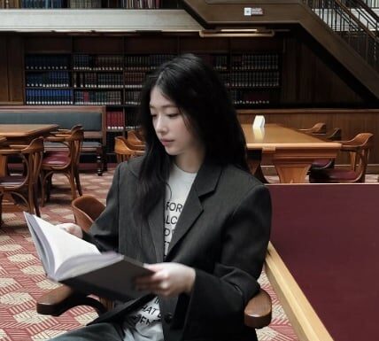 The Ultimate Guide to Mastering the Art of Blazer Styling: A Lesson from the Fashion Blogger Elite