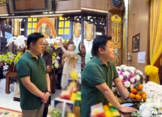 The Singer Quang Le Returns to Vietnam to Pay Respects to Quy Binh, Embracing the Late Artist’s Son, Eric, Who Continually Calls Out for His Father While Gazing at the Memorial Portrait.