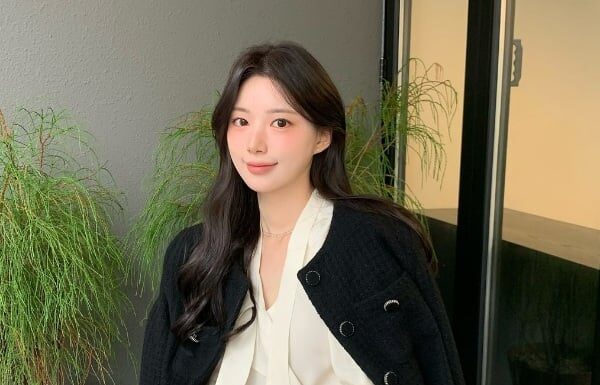 The Perfect Combo: A Chic and Flirty Take on the Classic Shirt and Bow-Tie Look