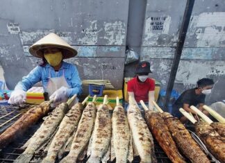 “The Ultimate Gift: How the Offerings on the God of Wealth’s Altar Bring Luck and Are a ‘Panacea’ for the Poor”