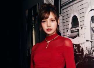 “Lisa Stuns in a Modest Skirt, Highlighting Her Flawless Hourglass Figure”