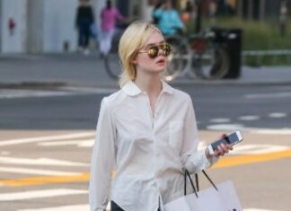 The Hollywood Starlet’s Radiant Simplicity: Captivating Even in Casual Attire